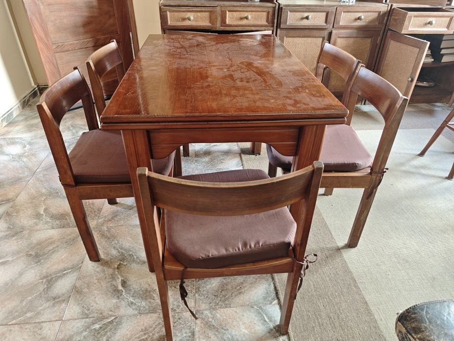 Mesa de Jantar Extensível em Madeira com 5 Cadeiras
