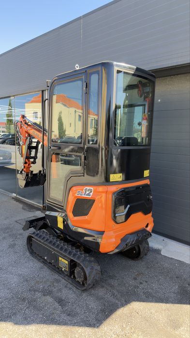 Mini giratória 1,2T com cabine e motor kubota nova