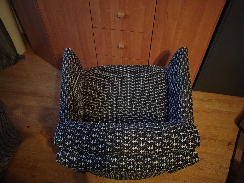 Czarno-biały Fotel z pufą