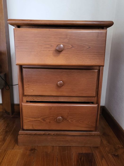 Duas mesinhas de cabeceira