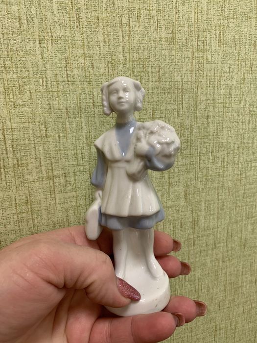 Статуэтка Школьница