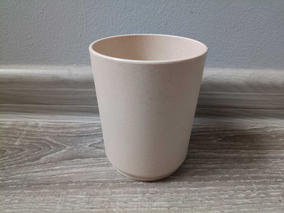 Plastikowy kubek na szczoteczki do zębów beż