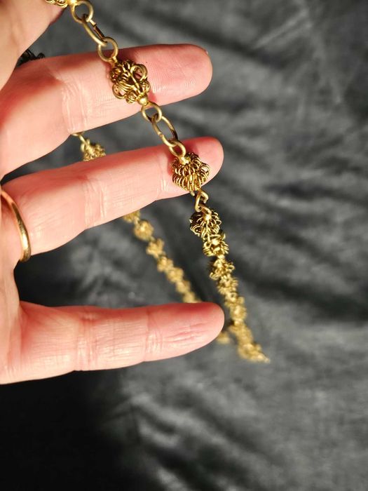 Colar Vintage com Contas Trabalhadas Douradas