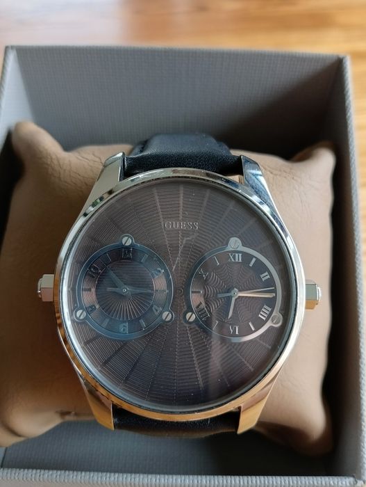 Stylowy zegarek GUESS z podwójną tarczą – elegancja i charakter w każd