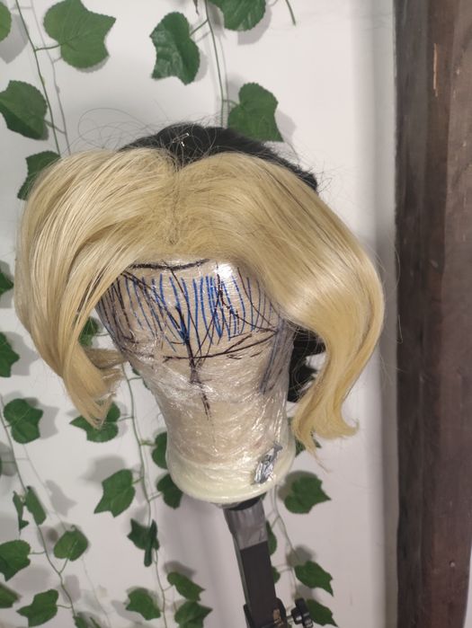 Czarna peruka z blond grzywką