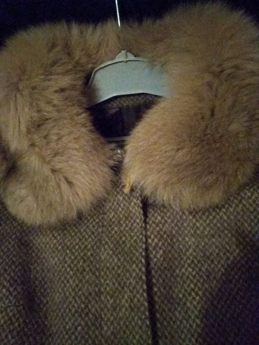 Płaszcz damski z kołnierzem z lisa