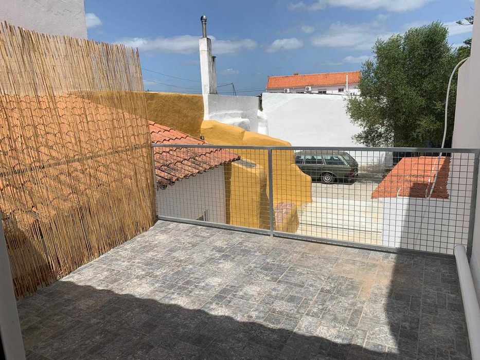 Moradia T0+1 Totalmente renovada a estrear com pátio e estacionamento