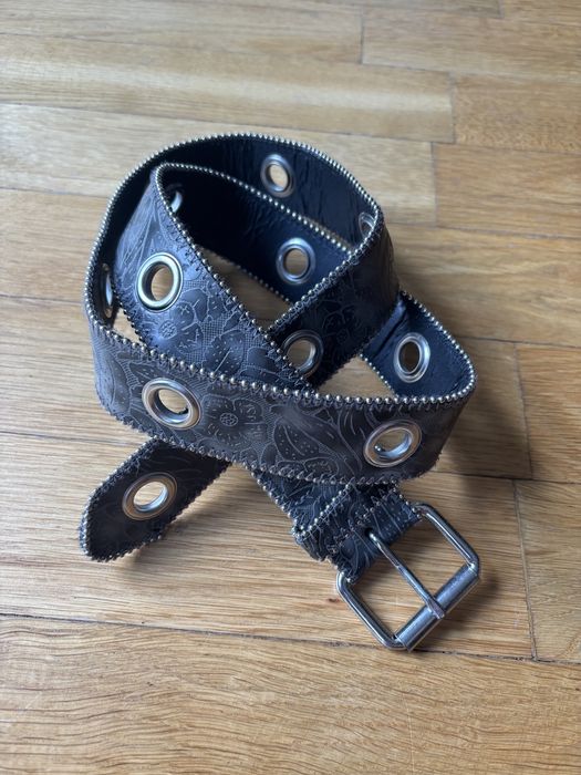 Szary pasek z pikowanymi aplikacjami