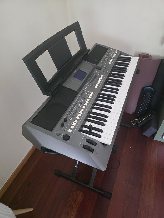Yamaha PSR-S670 com suporte e pedal