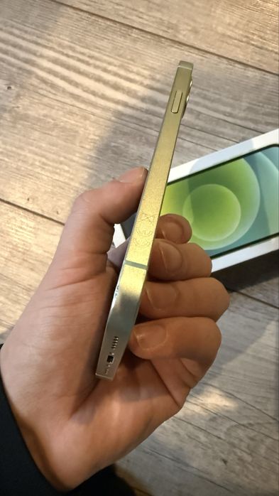 Продам iPhone 12 на 64 гб