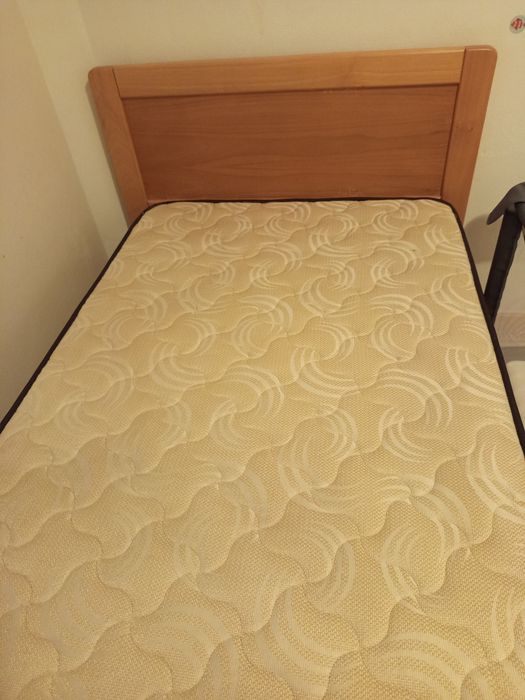 Cama solteiro em madeira com colchão