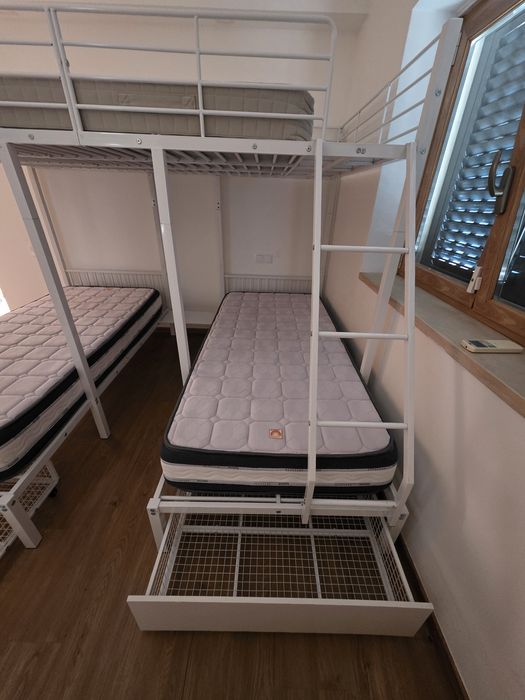 Beliches triplos com colchões - casal 140 x 200 cm e 2 camas de solteiro
Como novo (6 meses de utilização) 
Motivo: mudança de casa
Sem colchões