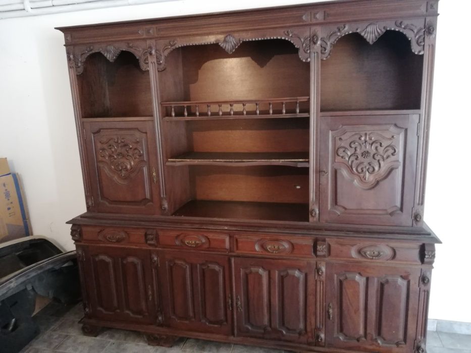 Armário de Madeira / Mesas