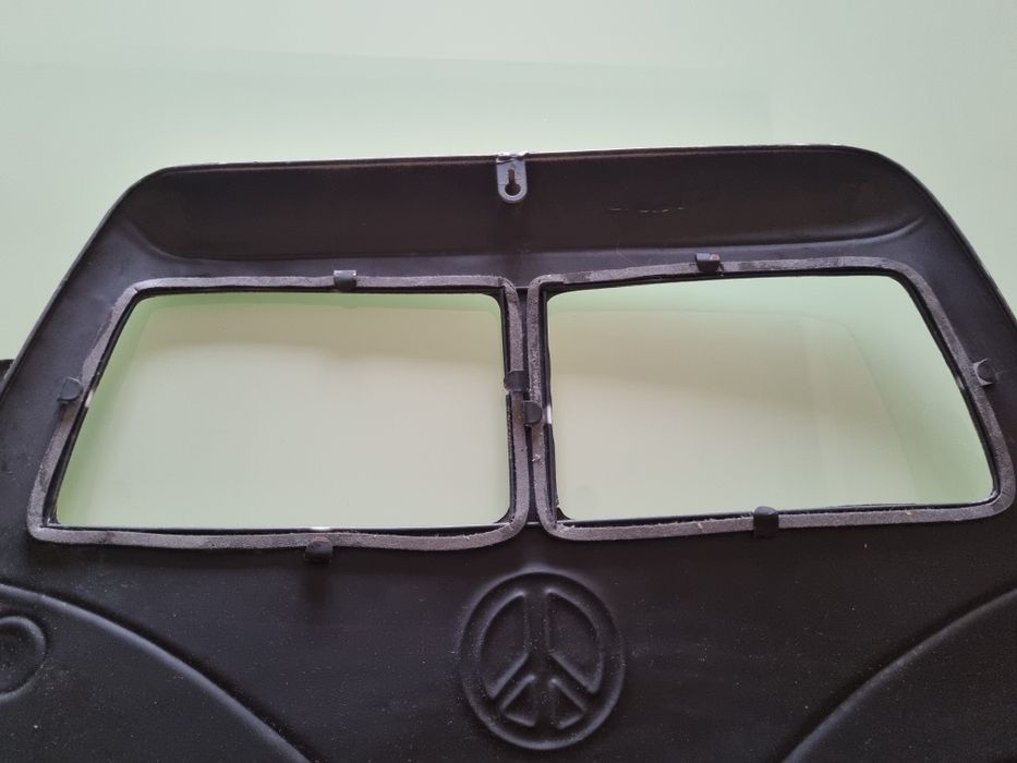 Decoração de parede que pode ser usada também como moldura. Frente de uma volkswagen clássica
