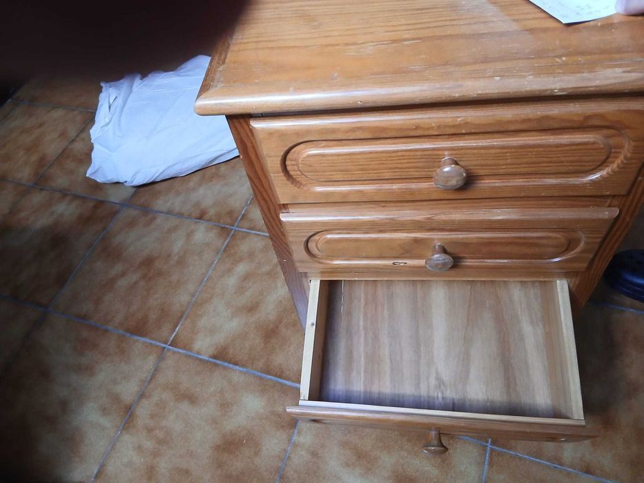 Cama de Madeira com Estrado + Mesinha de Cabeceira com 4 Gavetas