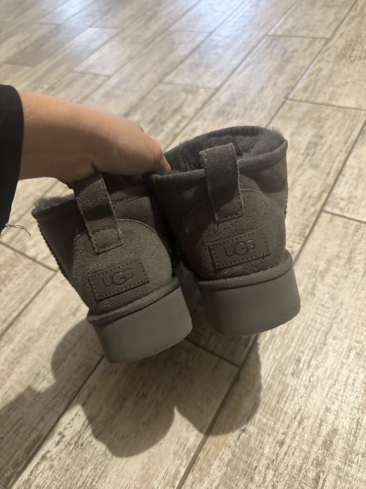 Ugg сірого кольору