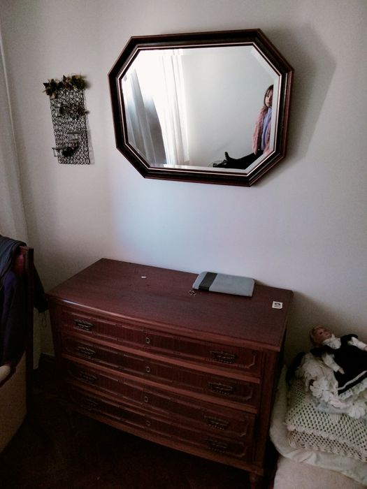 Cama com comida e mesa de cabeceira