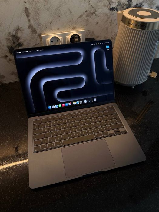 Apple MacBook Air 2022 | 13.6" | M2 8 GB | 256 GB SSD | 8-Core GPU |