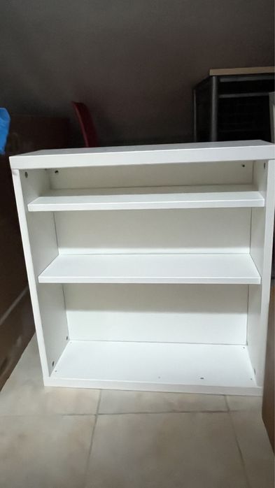 Armário branco de parede