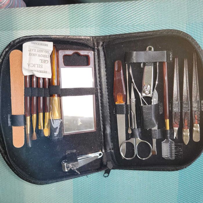 Zestaw akcesoriów do manicure, pedicure i zabiegów na twarz w etui