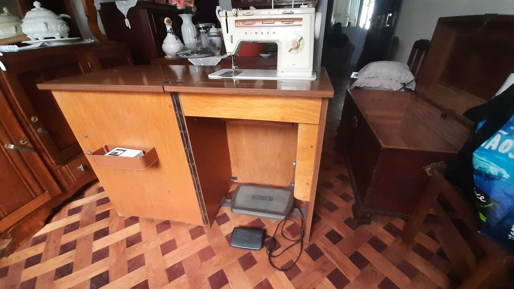 Máquina de costura Singer anos 70 com móvel original