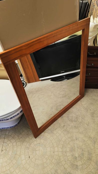 Espelho com Moldura em Madeira