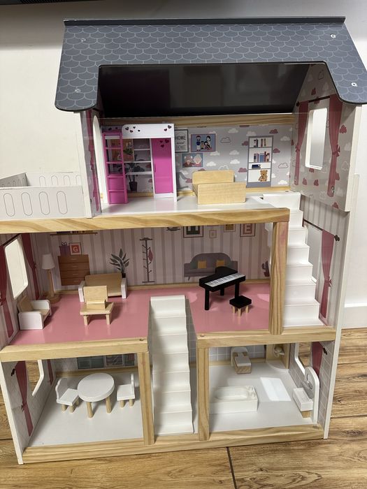 Дитячий деревʼяний будинок для ляльок