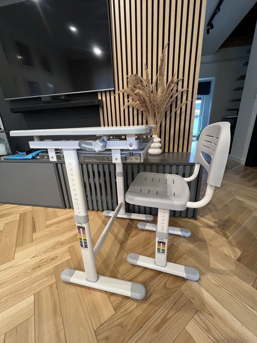 Biurko/stolik dziecięcy + regulowane krzesełko – komplet