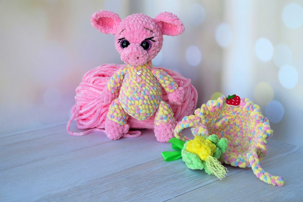 В'язана кольорова свинка в чепчику та з кукурудзою