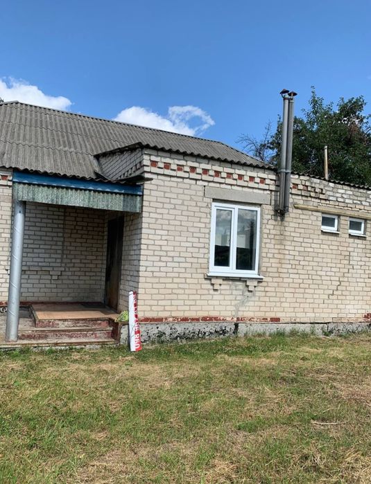 Кошманівка. Продаж окремого, добротного будинку з комунікаціями.