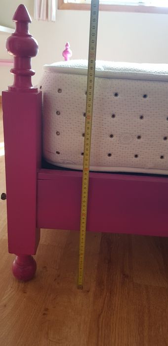 Cama com colchão e estrado.