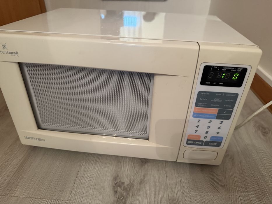 Microondas em funcionamento branco