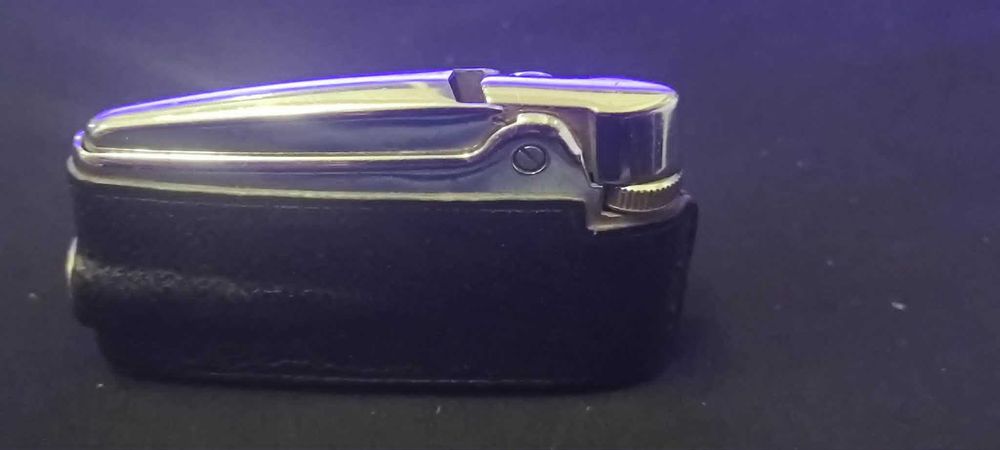 Isqueiro vintage Ronson Adonis envolto em couro
