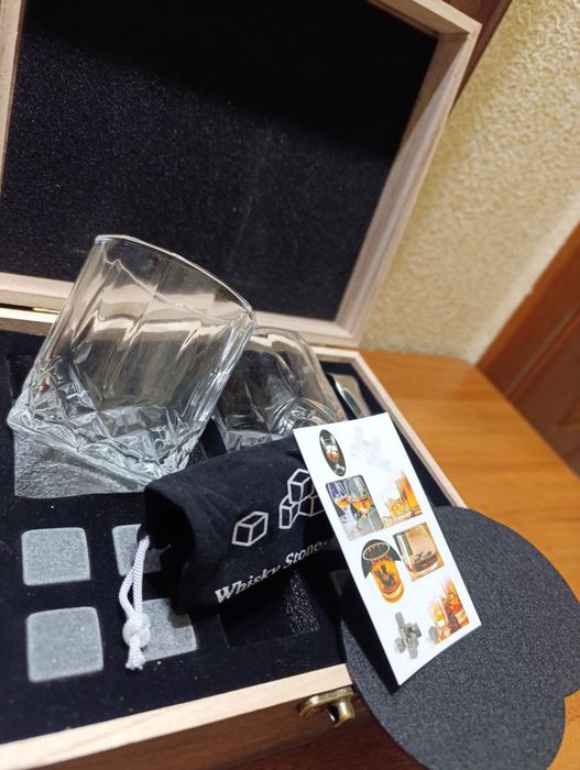 Подарунковий набір для віскі з бокалами,ящиком.