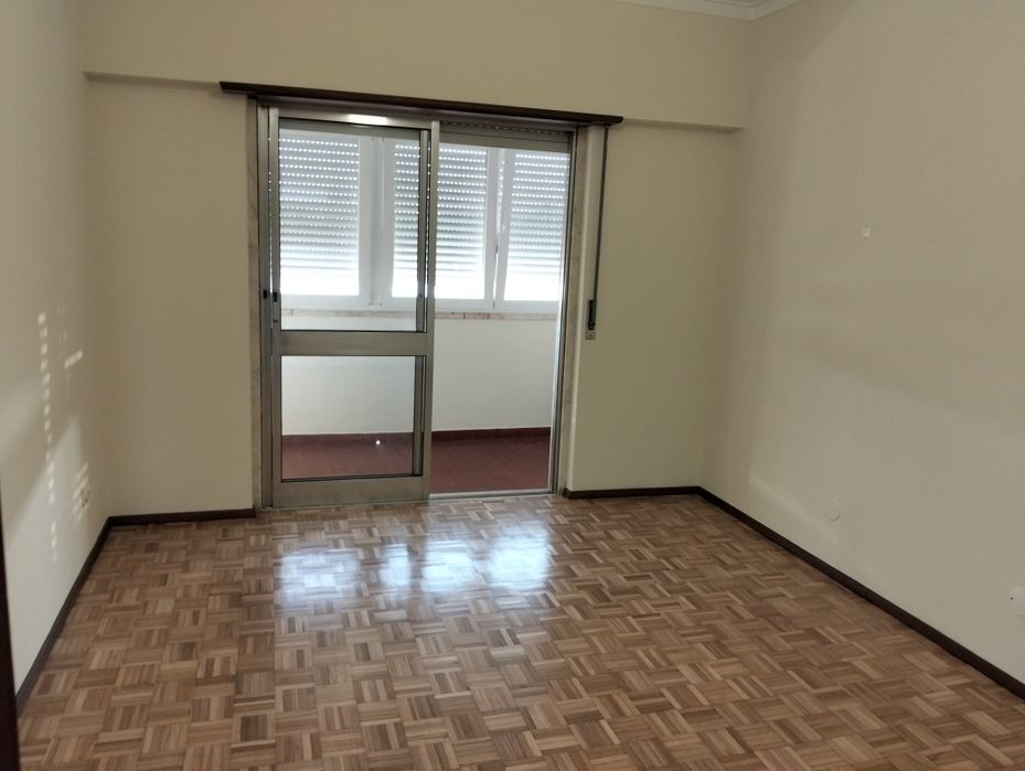 Arrenda-se T3 renovado em Odivelas com garagem