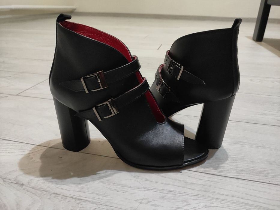 Стильні босоніжки