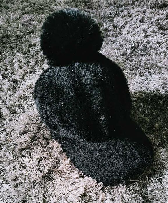 Nowa czapka z daszkiem alpaka z delikatnymi cyrkoniami