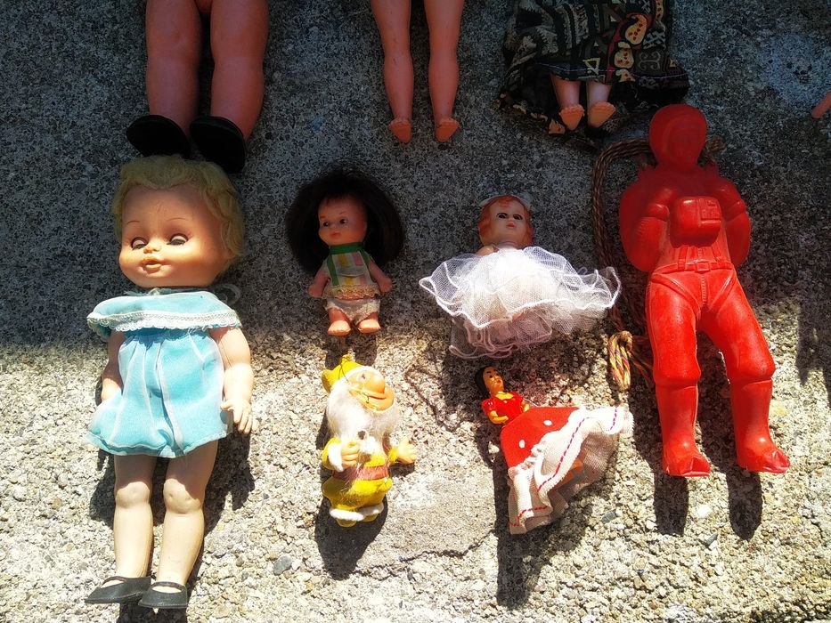 Bonecas, boneco antigos e duas camas antigas