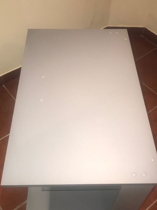 Móvel de TV cinzento com rodas