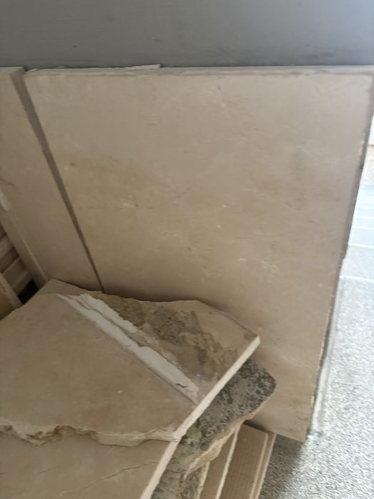 Grátis! Pedra natural – mármore bege, típico de Crema Marfil.