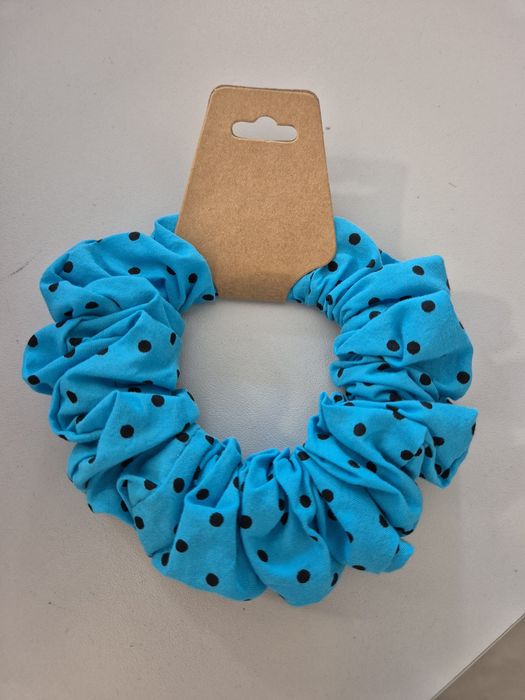 Gumka scrunchie niebieska w granatowe kropeczki