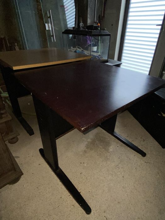 Duas Mesas em Madeira com Pés Metálicos