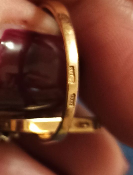 Продам  золотой комплект : серьги и кольцо с  гранатом