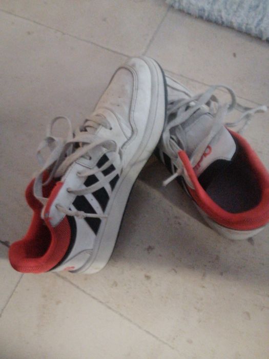 Tênis da Adidas.