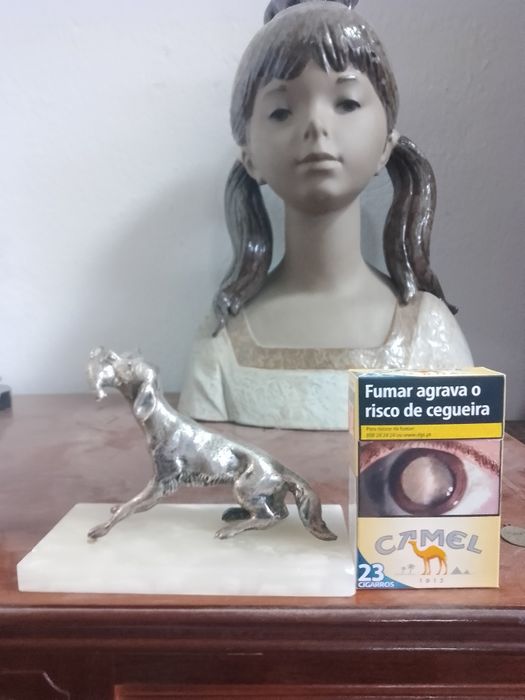 escultura de cachorro prateado