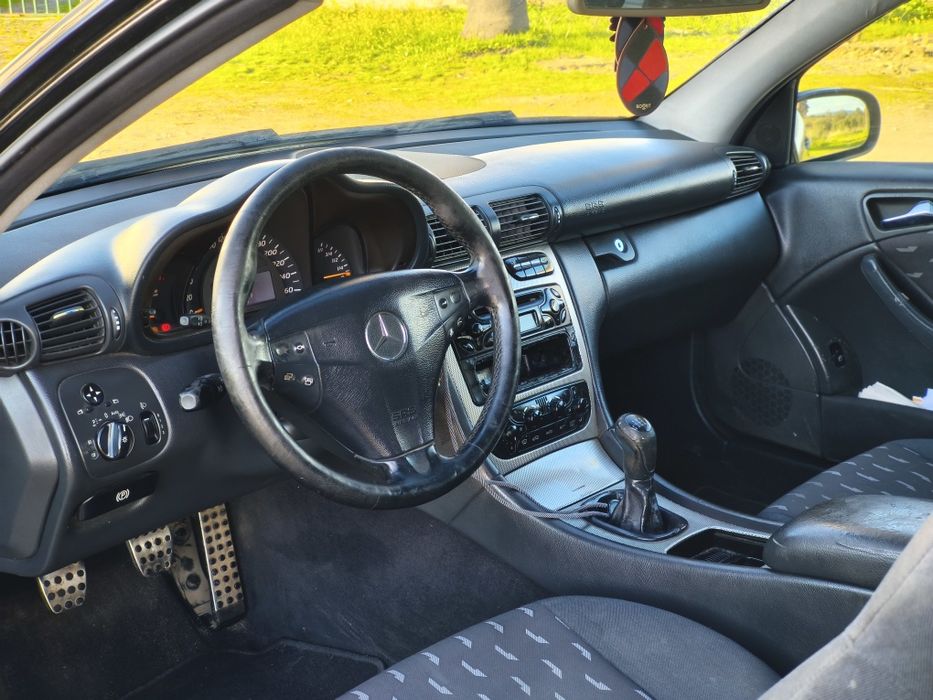 Mercedes-Benz C220 SportCoupé 2003 – Elegante e Confiável