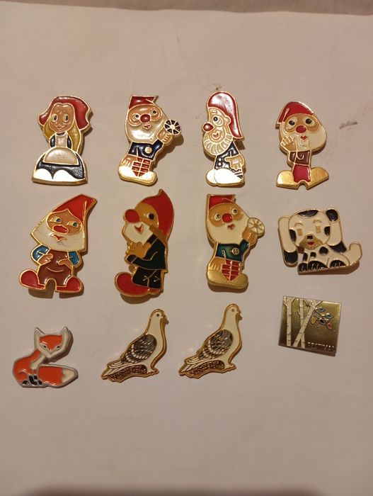 Значки 44 штуки одним лотом есть несколько переливных