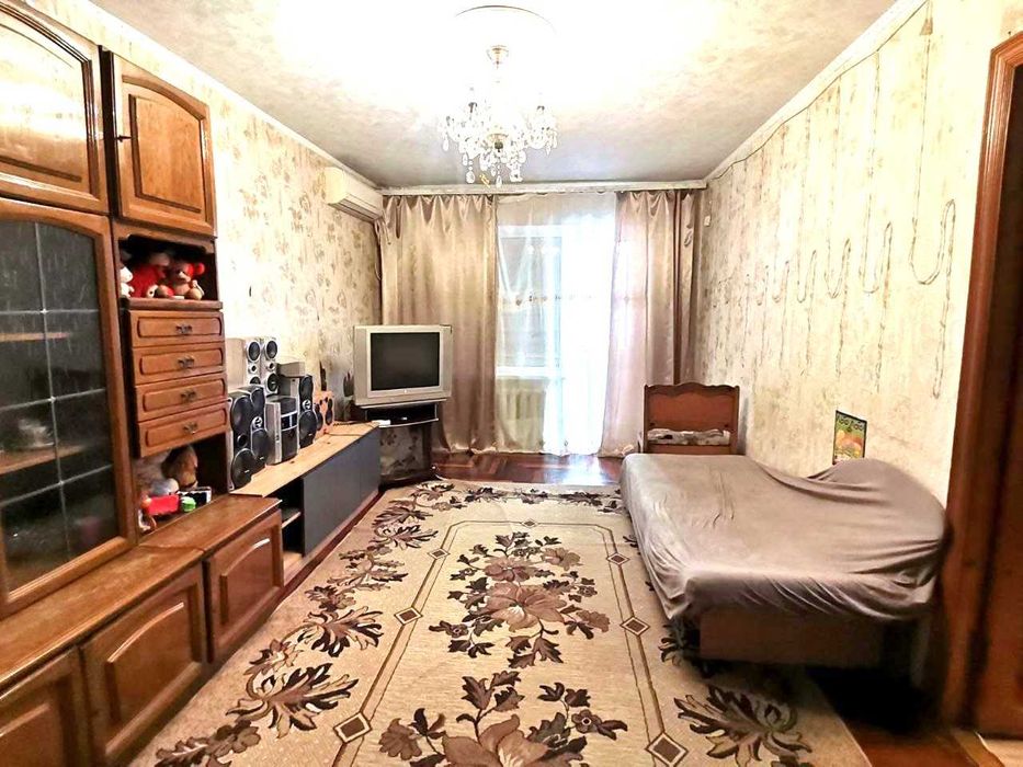 Продам простору 3 кімнатну квартиру в центрі Бородинського м-ну, вул.Ладозька. Можливо Сертифікат.