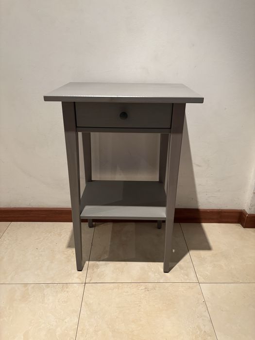 Mesa de cabeceira cinzentas com caixa de arrumação