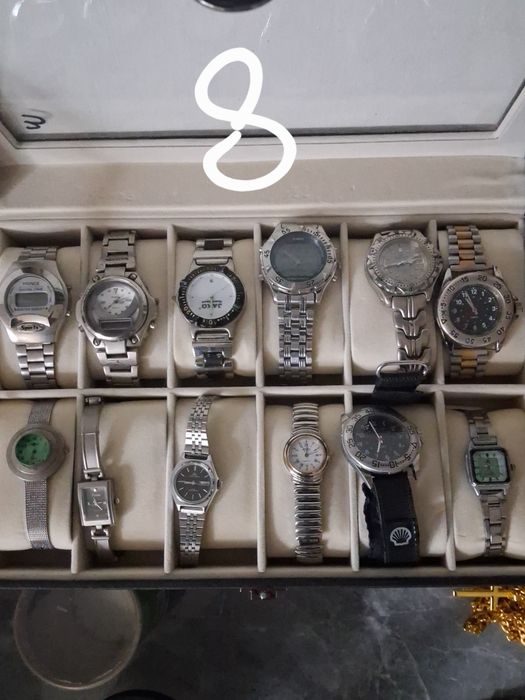 Prezentowana kolekcja zawiera różnorodne zegarki naręczne, głównie mod